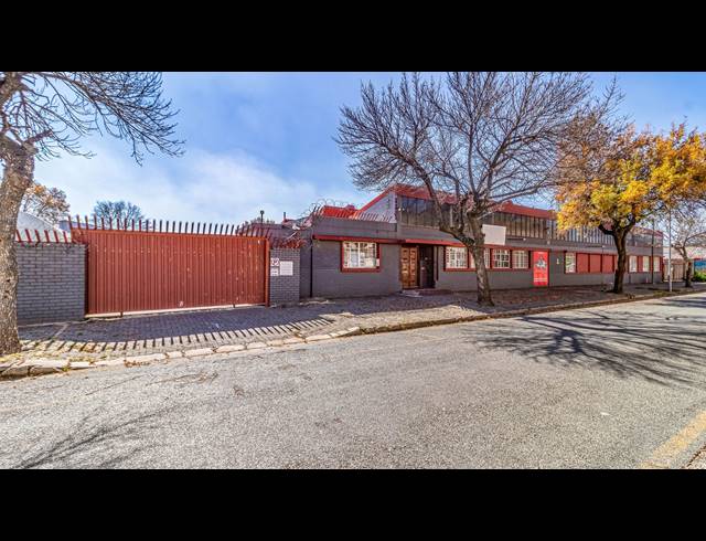 1,963M² FACTORY FOR SALE IN BOOYSENS